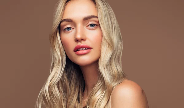 Το απλό makeup hack που θα κάνει τα μάτια σου να φαίνονται (πολύ) μεγαλύτερα