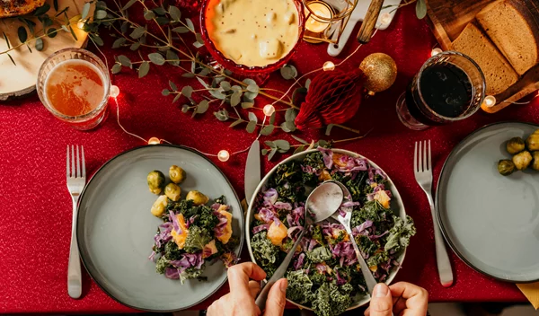 Και γιορτινές και υγιεινές! 7 σαλάτες για τα Χριστούγεννα που παίρνουν την έγκριση του διατροφολόγου