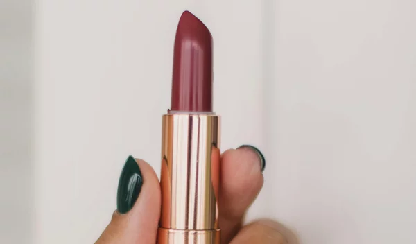 Κραγιόν: Τα χρώματα που πρέπει να έχει το νεσεσέρ σου φέτος το φθινόπωρο