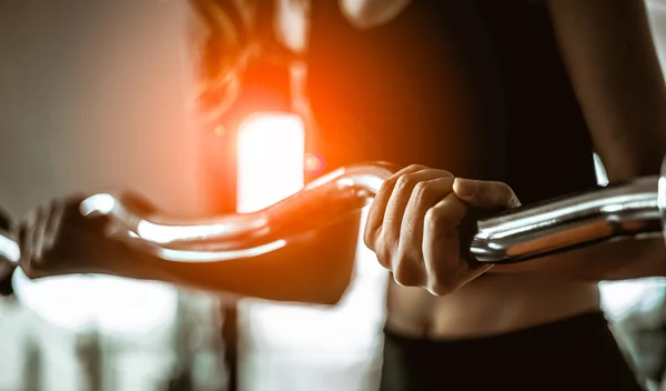 Ίσια ή V μπάρα για τους τρικεφάλους;