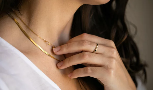 Ασημένια ή χρυσά κοσμήματα; Πώς θα ανακαλύψεις ποιο σου ταιριάζει