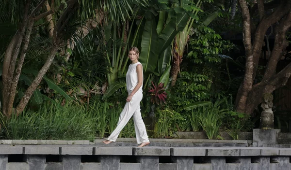 Τα κομψά looks που μπορείς να κάνεις με τα παντελόνια σου το καλοκαίρι