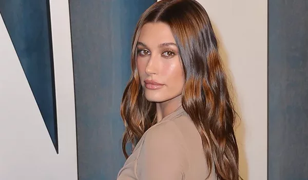 Πώς να αντιγράψεις το φρέσκο μακιγιάζ της Hailey Bieber για να φαίνεσαι πιο ξεκούραστη