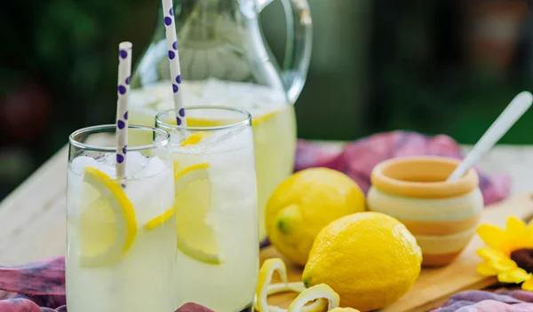 Συνταγή για σπιτική λεμονάδα: Ό,τι πιο δροσιστικό για τα καλοκαιρινά απογεύματα