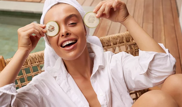 Ακμή: Ποια viral δίαιτα θα σου χαρίσει λαμπερό δέρμα; Μάθε τι ισχύει πραγματικά