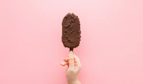 Δροσιστικό σπιτικό παγωτό γρανίτα σε ξυλάκι από τη Νάντια Μπουλέ