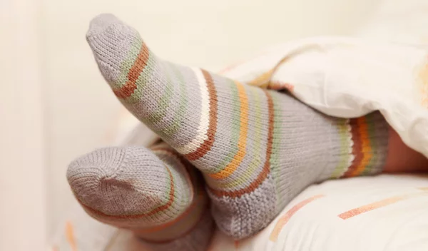 Ειδικοί αποκαλύπτουν: Οι κίνδυνοι που κρύβουν οι κάλτσες για τα πόδια σου