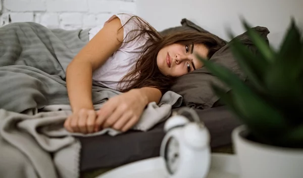 Κοιμάσαι με ανοιχτό φως; Η συνήθεια αυτή δεν είναι καλή για την υγεία σου!