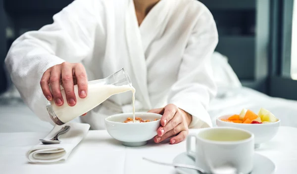 Αγελαδινό ή κατσικίσιο γάλα, κεφίρ, χωρίς λακτόζη: Ποιο είναι το καλύτερο;