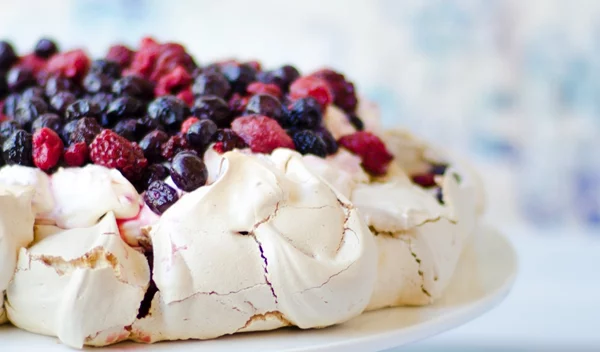 Τρία ανοιξιάτικα και ελαφριά επιδόρπια για το πασχαλινό τραπέζι