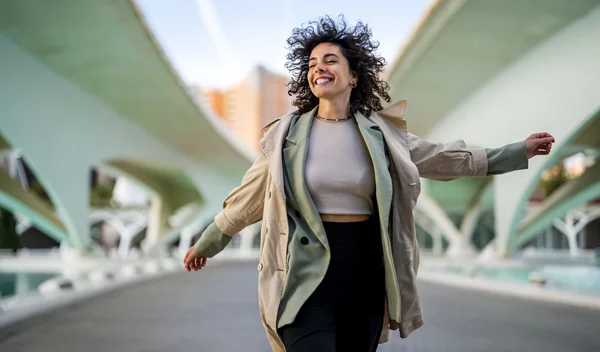 "Θεωρία του Οκτωβρίου": Το νέο trend που έχει προκαλέσει φρενίτιδα στα social media