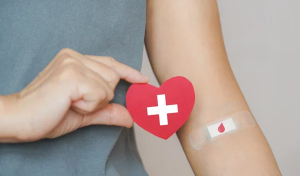 Εθελοντική αιμοδοσία: Τι να γνωρίζεις πριν δώσεις αίμα, ποιοι δεν μπορούν και τι γίνεται αν έχεις χαμηλή πίεση ή αιματοκρίτη