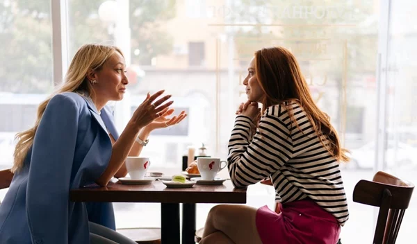 Πότε τα σχόλια γίνονται κριτική; Πώς να μιλήσεις σε κάποιον χωρίς να γίνεις τοξική