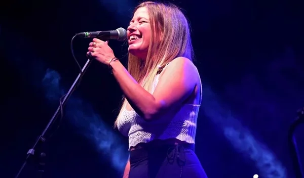 Η Ιουλία Καραπατάκη με το μανικιούρ - εμμονή όλων των it girls