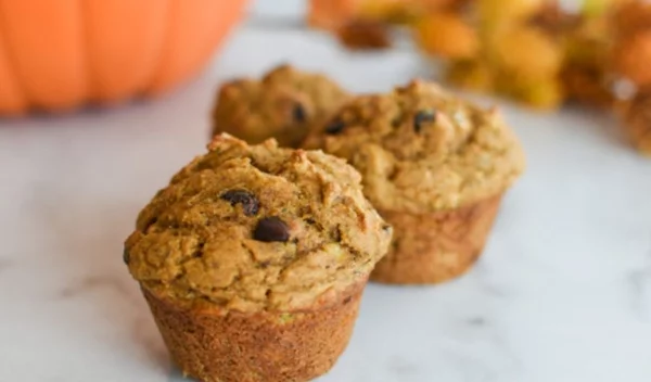 Τα φτιάξαμε! Υγιεινά μάφινς με μπανάνα, πουρέ κολοκύθας και χουρμά!  Χωρίς ζάχαρη, χωρίς βούτυρο!