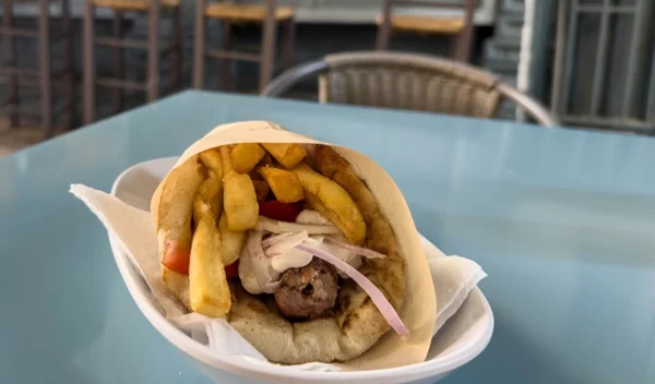 6 τρόποι να φρεσκάρεις την αναπνοή σου μετά από ένα γεύμα με έντονες γεύσεις