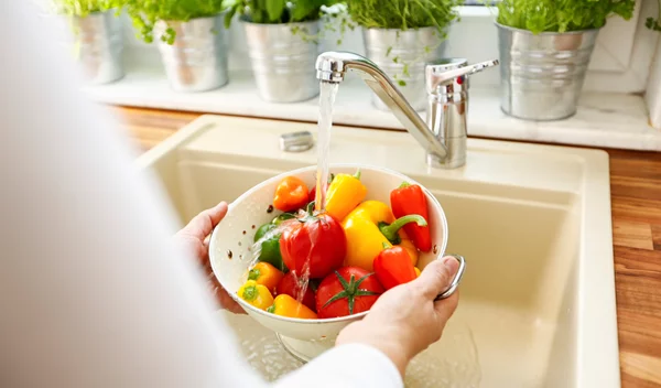 Είναι καλό να πλένεις τα φρούτα και τα λαχανικά με σαπούνι;