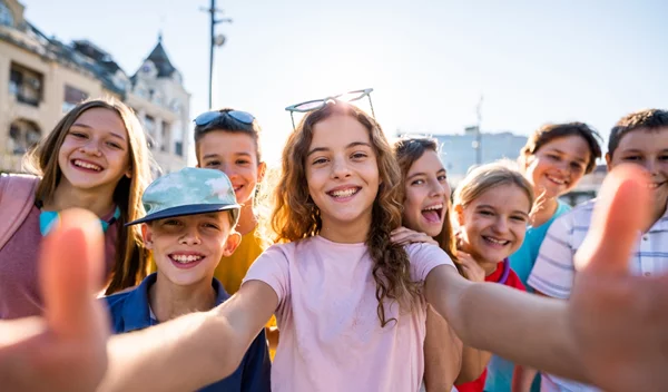 Εφηβεία: Οι αρνητικοί τύποι "φίλων" και πώς θα τους διαχειριστούν τα παιδιά