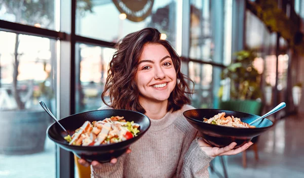 Τι να παραγγείλω όταν κάνω δίαιτα; 10 συμβουλές για να τρως υγιεινά έξω