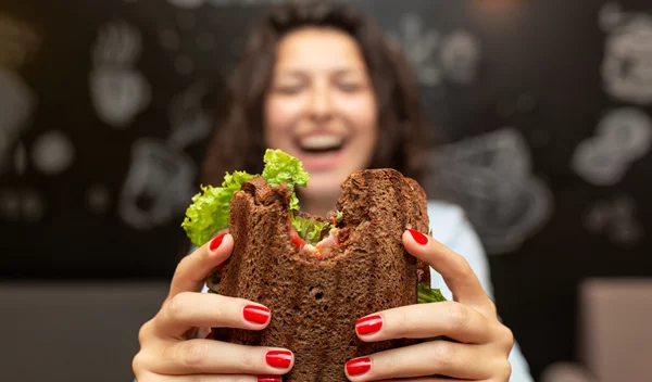 Γιατί είναι τόσο εύκολο να πάρεις πίσω το βάρος που έχασες με κόπο;