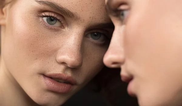 Το φυσικό μακιγιάζ είναι τάση - οι εμφανίσεις στα catwalks που το επιβεβαιώνουν