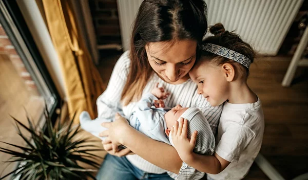 Νέο μωρό στην οικογένεια: Τι να κάνεις αν το μεγάλο παιδί ζηλεύει το νεογέννητο