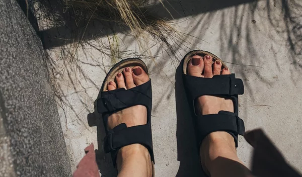 Ιδρώνουν τα πόδια σου; Οι συχνότερες αιτίες, η υπεριδρωσία και πώς θα το αποφύγεις