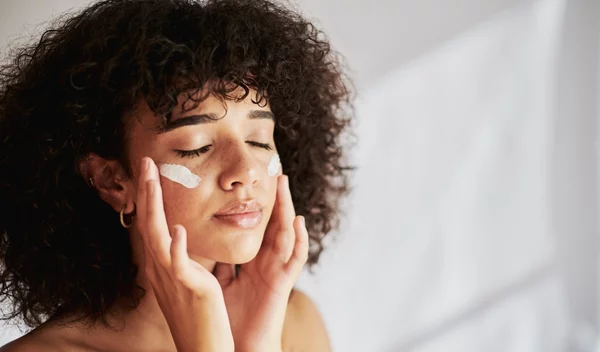 4 beauty tips που χαρίζουν λάμψη και ενυδάτωση σε κάθε τύπο δέρματος