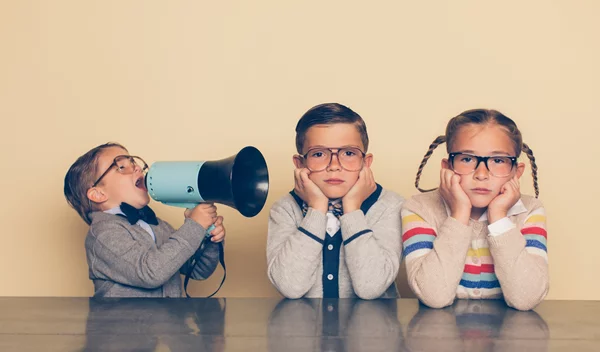 Οι συμπεριφορές των γονιών που διαμορφώνουν χαρακτήρες που θέλουν μόνο να ευχαριστούν τους άλλους