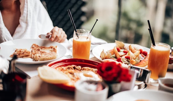 Παίζει ρόλο στην απώλεια βάρους η ώρα που καταναλώνουμε το μεγάλο μας γεύμα;