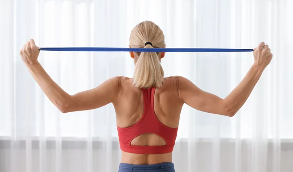 Οι καλύτερες ασκήσεις για να χαλαρώσεις την πλάτη - μόνο με ένα λάστιχο και στο σπίτι