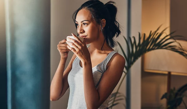 Το ρόφημα που πίνουν οι Ασιάτισσες και δεν ασπρίζουν τα μαλλιά τους