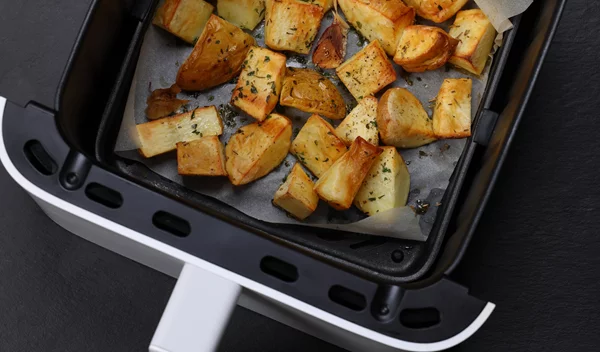 Αυτός είναι ο καλύτερος τρόπος να ψήσεις τις πατάτες σου στο air fryer