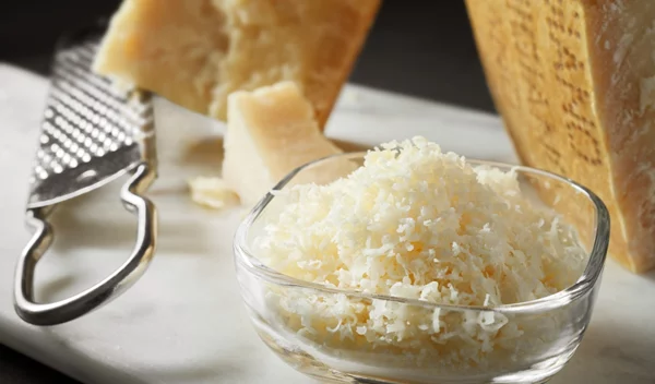 Γιατί το τυρί μάς κάνει χαρούμενους και πιο υγιείς