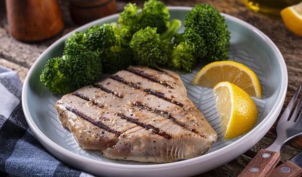 Τόνος ή σολομός: Ποιο ψάρι είναι πιο υγιεινό για σένα;