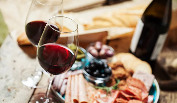 Με τι συνοδεύεται το κρασί; 3 ντιπ και με τι να τα συνδυάσεις
