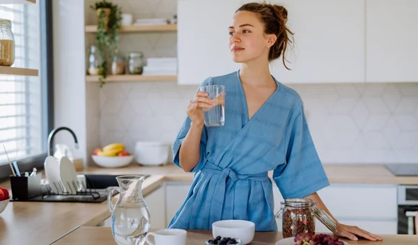 Πίνεις αρκετό νερό; Αν όχι, χάνεις την ευκαιρία να αδυνατίσεις ευκολότερα - Δες γιατί!