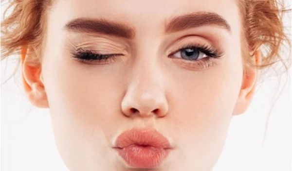 Αυτό είναι το καλύτερο lip oil για juicy αποτέλεσμα στα χείλη