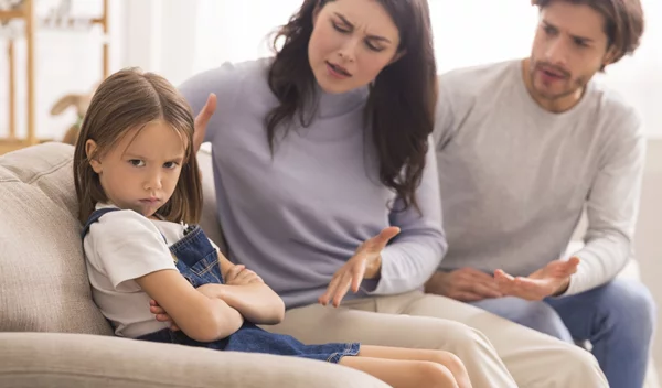 "Ηρέμησε": Αν εκνευρίζεσαι όταν το ακούς, σκέψου πώς νιώθουν τα παιδιά σου όταν τους το λες