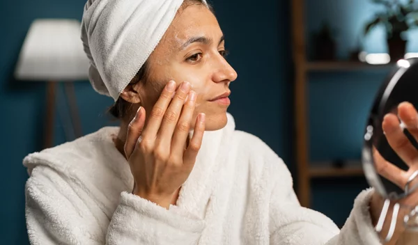 Μυστικό λάμψης: Πες "αντίο" στο skin hangover των γιορτών με τη βραδινή ρουτίνα λάμψης που προτείνει το clinéa