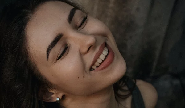 3 χρώματα κραγιόν που ταιριάζουν απόλυτα σε μελαχρινές