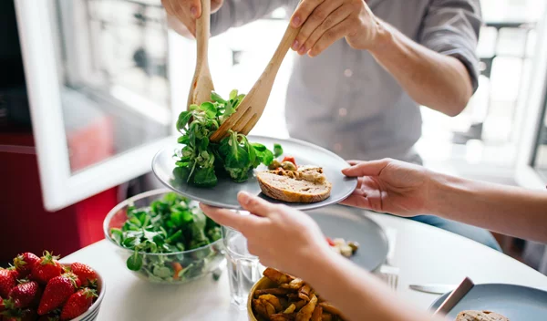 Αυτές οι 8 διατροφικές συνήθειες σαμποτάρουν τον μεταβολισμό σου – Καιρός να τις σταματήσεις