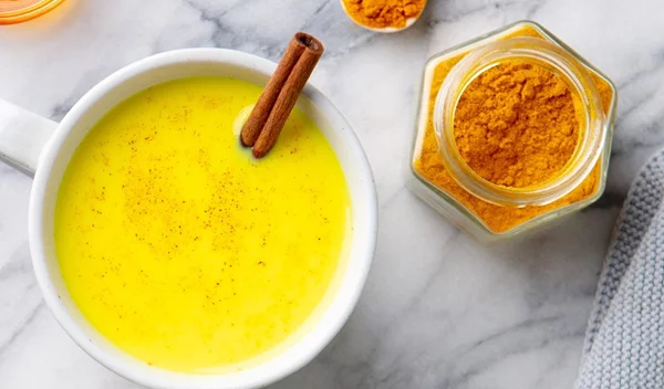 Κουρκουμάς + μέλι: Μπορεί να έχει φαρμακευτική δράση; Τι απαντά ο ειδικός;