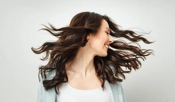 Πώς θα πετύχεις τα σέξι blow-dry hair εύκολα και χωρίς εργαλεία styling