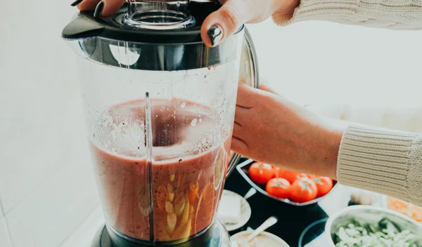 6 light συνταγές που φτιάχνονται στο μπλέντερ (σπιτική νουτέλα, γάλα αμυγδάλου ακόμα και αλεύρι)
