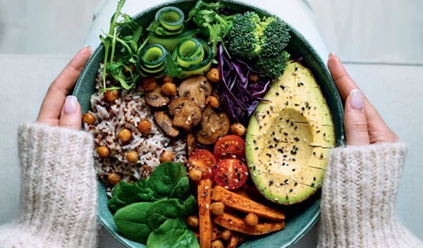 7 τροφές που χαρίζουν φυσική λάμψη στο δέρμα σου – από μέσα προς τα έξω