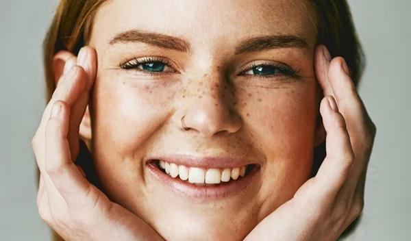 Αυτά τα tips θα κρατήσουν σταθερό το μέικαπ σου στον καύσωνα