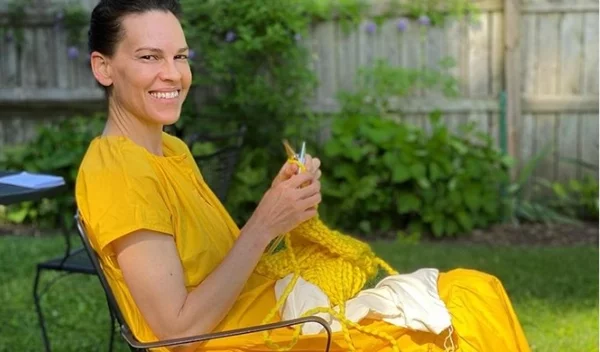 Η Χίλαρι Σουάνγκ θα γίνει μητέρα στα 48 - είναι κάτι συνηθισμένο;