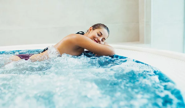 Απολαμβάνεις το υδρομασάζ: Πόσο ασφαλές είναι όμως για την υγεία μας;