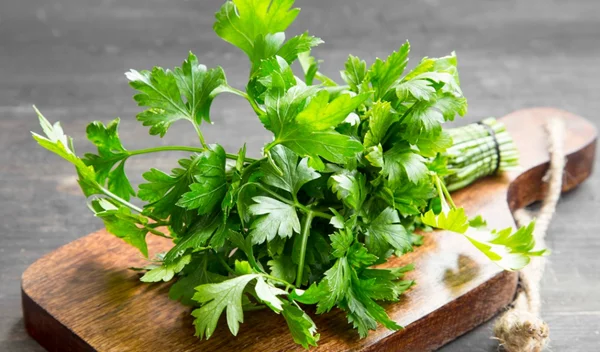 Πότε να ΜΗΝ τρώμε μαϊντανό: Οι "παρενέργειες" που πρέπει να γνωρίζουμε